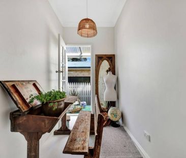Stunning Renovated Period Home on 1832sqm Waterfront Block - Photo 4