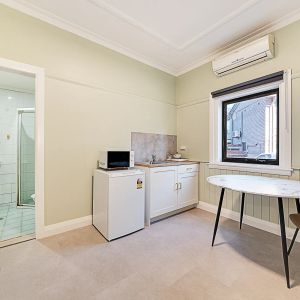 Freshly Renovated and Fully Furnished Studio Apartments in Ultra-Convenient Location - Bills Included - Photo 2
