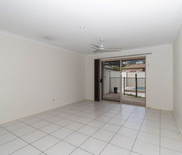 CENTRAL HERVEY BAY - SPACIOUS HOME - Photo 2