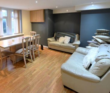 4 bedroom Flat in Wood Lane, Leeds - Photo 5