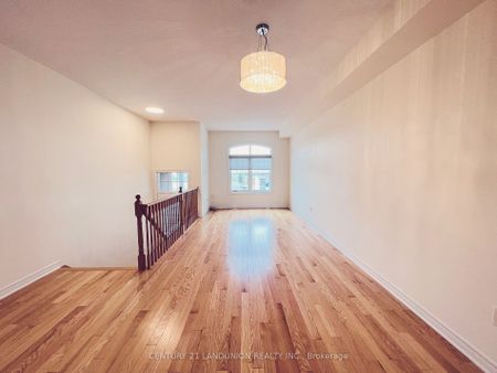 Townhouse For Lease | N8130634 - Photo 4