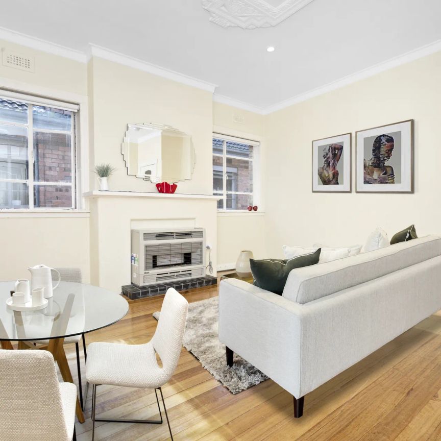 Two-bedroom Art Deco Apartment in Prime Location! - Photo 1