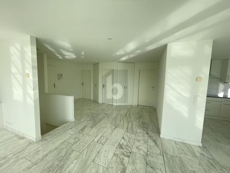 SUNNY GARDEN SEATING AREA & STYLISH AMBIENCE - Photo 3