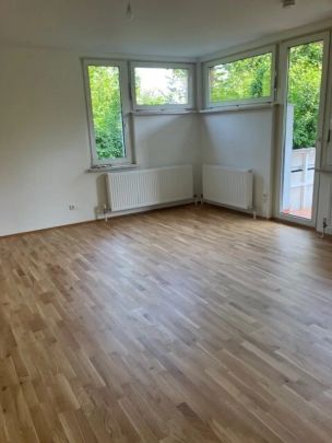 Gartenwohnung mit optimaler Raumaufteilung, möblierter Küche und Parkplatz in Hörsching - Photo 1