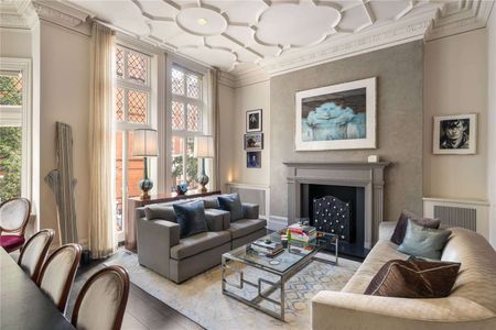 Elegant Cadogan Gardens flat in the heart of Chelsea, moments from Sloane Square and King’s Road. - Photo 4