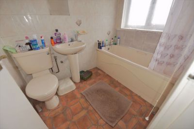 3 bedroom Flat in Otley Road, Leeds - Photo 4