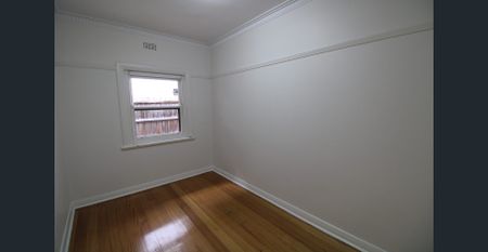 Charming 2-Bed Art Deco Apartment Steps from St Kilda Beach - Photo 2