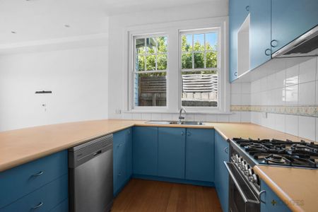 HOME BY THE BAY | QUAINT AND COSY - Photo 5