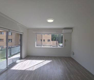 Beautifully updated apartment in a highly sought-after location! - Photo 1