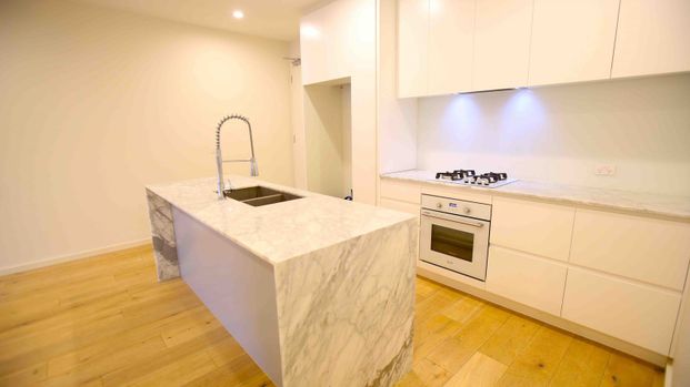 Ground Floor Apartment with Large Private Courtyard - Photo 1