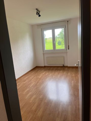 Spacious 4.5-room apartment for rent in a peaceful and green setting in Villaraboud - Photo 5