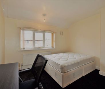 3 bedroom House in Walmsley Road, Leeds - Photo 1