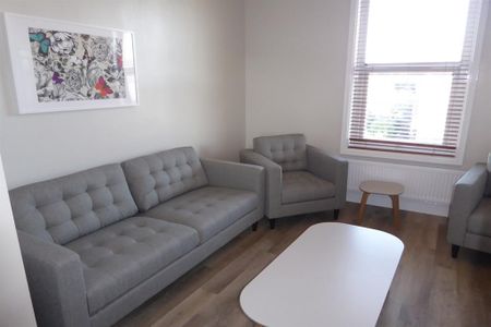 1 bedroom in a house share to rent - Photo 2