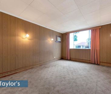 A STYLISH AND SPACIOUS ENTERTAINERS DREAM WITH CHARACTER AND COMFORT - Photo 6