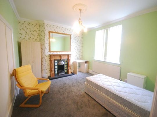 Spacious 5 bedroom mid terrace. Close to university and amenities - Photo 1