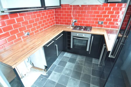 2 bed Terraced - To Let - Photo 4