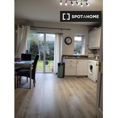 Room for rent in 2-bedroom house in Ballycullen, Dublin - Photo 4