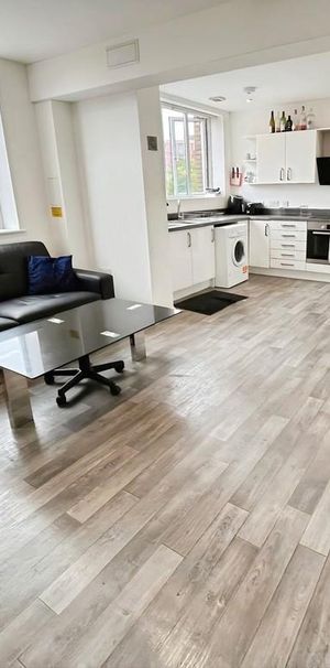 1 bedroom in a flat share to rent - Photo 1