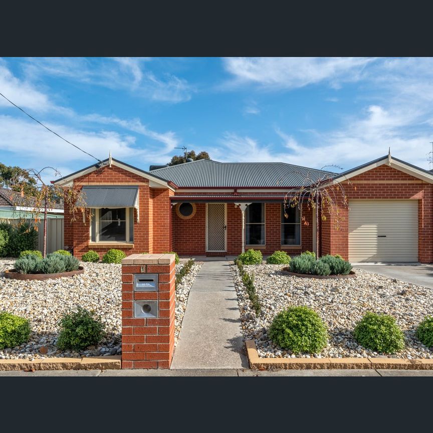 1/2 Heyington Place, Kennington, Vic 3550 - Photo 1