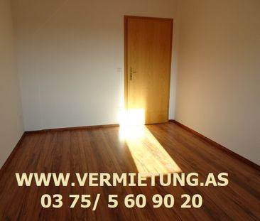 Gemütlichkeit im Dachgeschoss mit Einbauküche - Photo 2