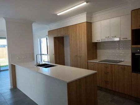 “Stylish Family Home in a Peaceful Cul-de-Sac!” - Photo 5