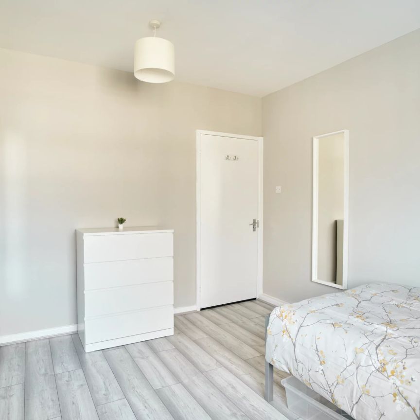51 Whitton Walk Room 2 - Photo 1