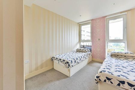 3 bedroom flat to rent - Photo 2