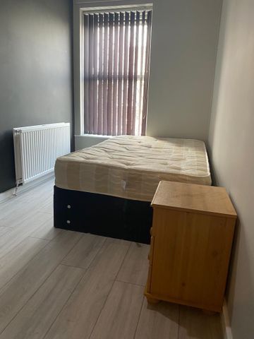 3 bedroom flat to rent - Photo 2
