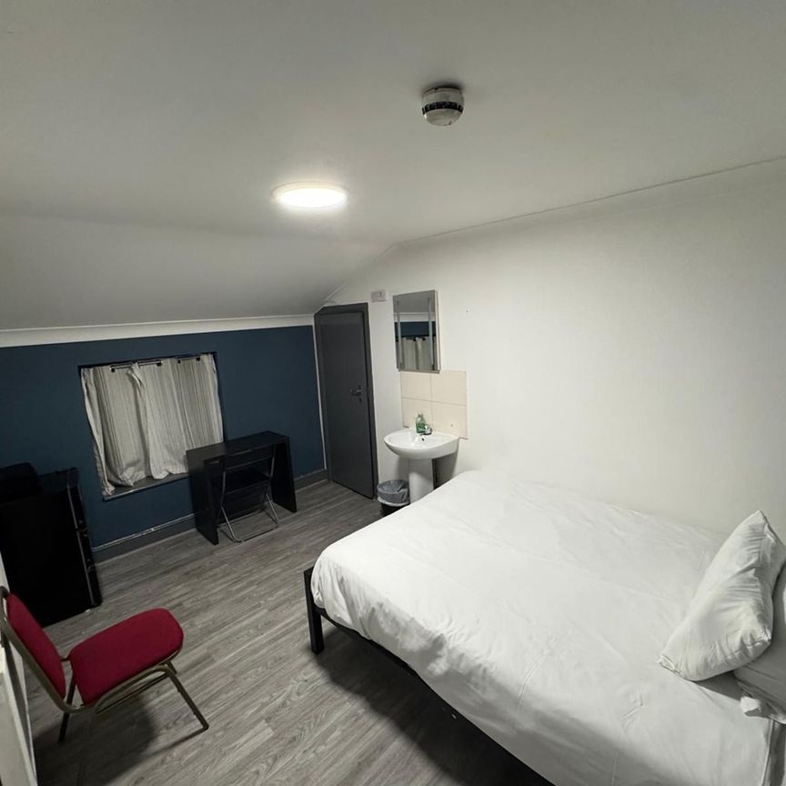 Room in a Shared Flat, Tanner Street, IG11 - Photo 1