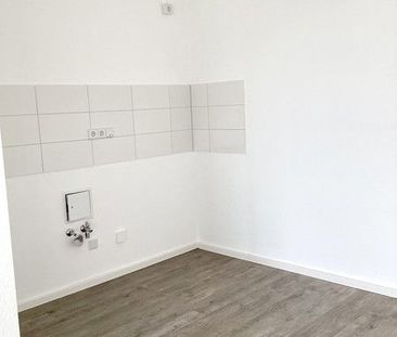 Zentrale 2-Zimmer-Wohnung mit Balkon, offener Küche und Badewanne! - Photo 1