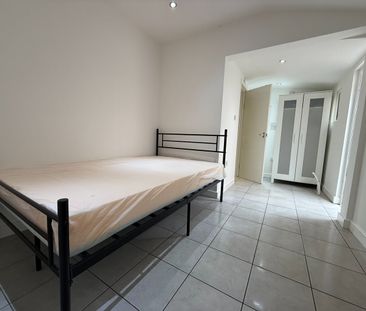 Room in a Shared House, Stockwood Crescent, LU1 - Photo 4