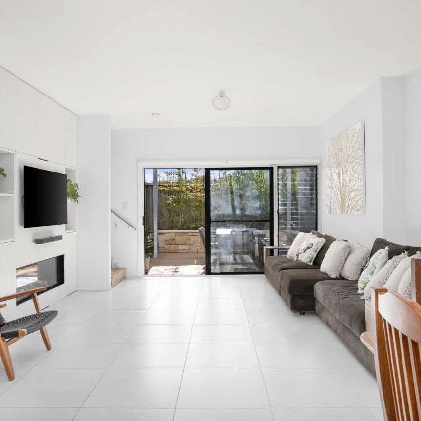 Luxury Reimagined: Three-Level Coastal Masterpiece - 250 Metres from Maroubra Beach - Photo 1