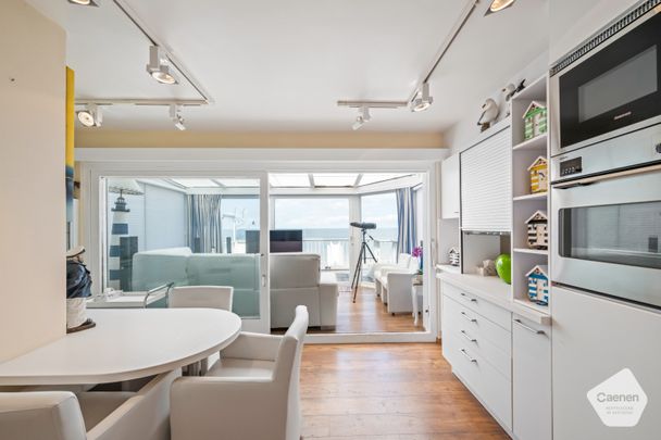 Instapklare gemeubelde penthouse met één slaapkamer en met een prachtig zicht over de zee. Met garagebox op het Casinoplein inbegrepen. - Photo 1