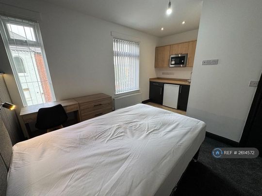 1 bedroom in a house share to rent - Photo 1