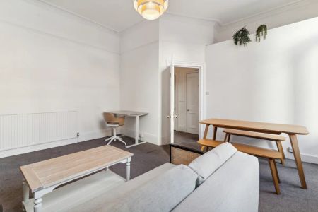 1 bedroom flat in South Kensington - Photo 4