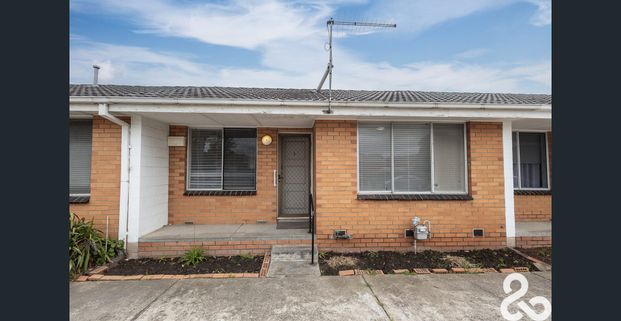 IDEALLY LOCATED. - Photo 1