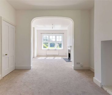 Traditional two-bedroom terraced cottage with great transport links - Photo 2