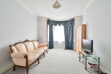 3 Bed Terraced House, Windsor Road, IG1 - Photo 2