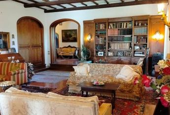 Ardeatina-Divino Amore: Quiet, charming rustic villa, big and well-curated garden, 3 beds, 1 study, 3 baths, living room, kitchen, with terraces , AC and parking space. Ref 2322