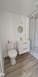 Un appartement au 1er étage en parfait état comprenant séjour, cuisine aménagée et équipée (pla... - Photo 3