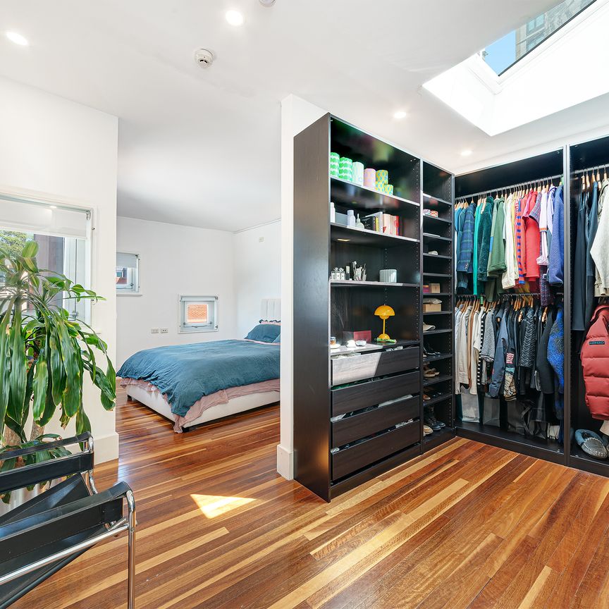 Expansive 249 sqm Three Bedroom Residence - Offered Unfurnished - Photo 1