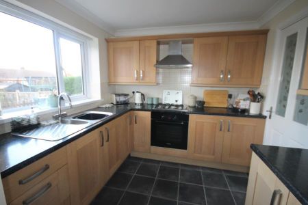 3 bedroom semi-detached house to rent - Photo 5