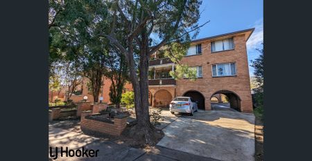 Spacious 3-Bedroom Unit in Quiet Street with Lock up Garage and Built-ins - Photo 2
