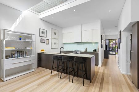 Spacious Double-Storey Townhouse in the Heart of Prahran - Photo 5