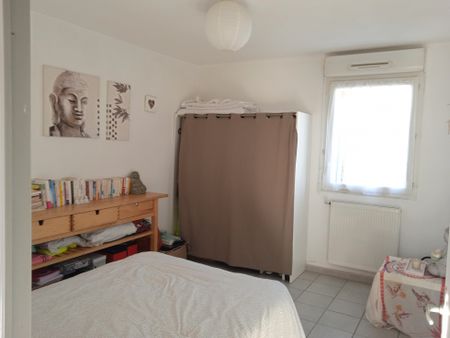 A LOUER : Appartement T2 de 42 m² environ avec terrasse et parking. - Photo 2