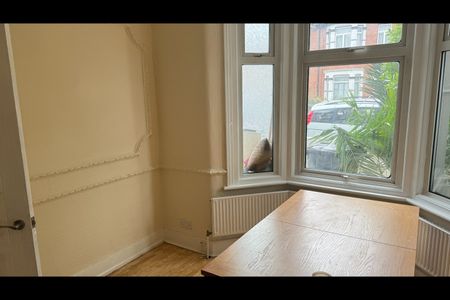 4 Bed Terraced House, Britannia Road, IG1 - Photo 2