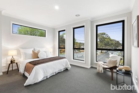 FREESTANDING TOWNHOUSE IN PRIME BEACHSIDE LOCATION - Photo 4