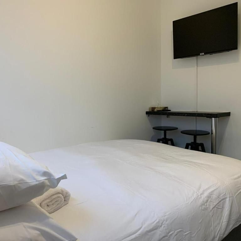 Studio Flat, Forty Lane, HA9 - Photo 1