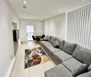 1 bedroom in a house share to rent - Photo 2