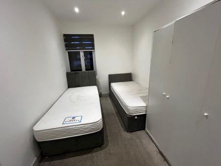 3 Bed Flat, Finchley Road, NW11 - Photo 2